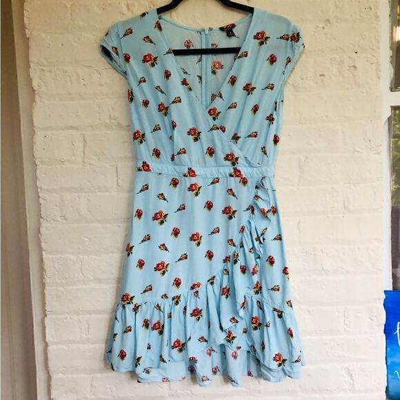 J Crew Faux Wrap Floral Mini Dress
Cottagecore Summer Ruffles - Picture 6 of 16